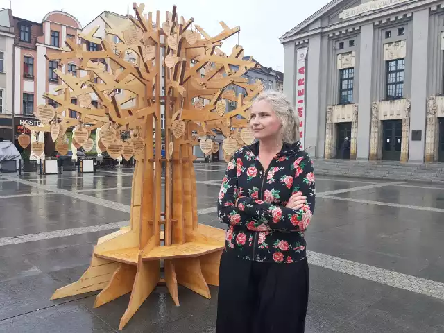 Drzewo Klimatyczne na rynku w Katowicach. Na zdjęciu autorka instalacji Matylda Sałajewska.Drzewo Klimatyczne „wyrosło” przed Teatrem Śląskim. Zostanie tu przez dwa tygodnie, aż do 11 czerwca. Ma zwracać uwagę mieszkańców na problemy klimatu, ale też ogromną rolę drzew, w szczególności w miastach. Treści zapisane na liściach dotyczą również smogu, hodowli zwierząt czy betonowania koryt rzek.