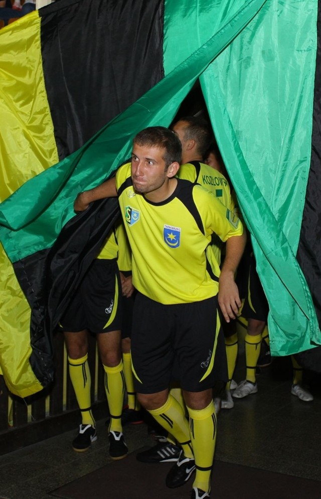 Marcin Stępień i jego koledzy z Siarki wbiegali na parkiet pokonując szpaler złożony z flag o klubowych barwach tarnobrzeskiego klubu.