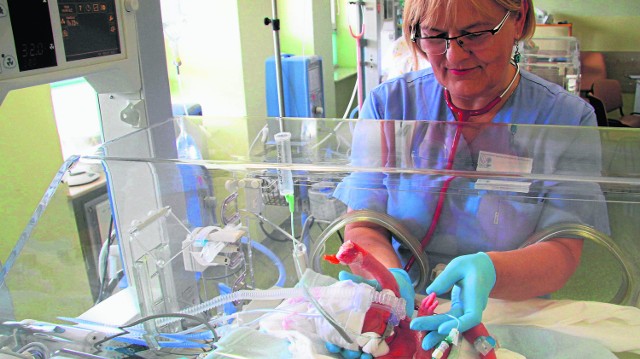 Doktor Grażyna Pazera, kierownik Kliniki Neonatologii w Szpitalu Wojewódzkim w Kielcach przedstawia Fabiana, który urodził się w 28 tygodniu ciąży i waży 1390 gramów.