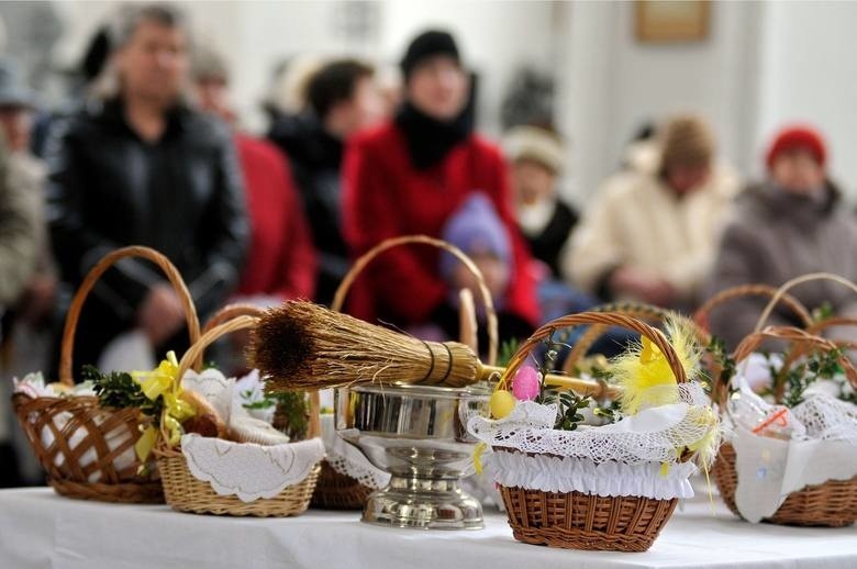 Tradycyjna święconka nie obejdzie się bez chleba i jaj. Dwa...