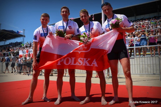 Wiktor Chabel (drugi z lewej) razem z kolegami z wioślarskiej czwórki podwójnej po odebraniu srebrnego medalu na mistrzostwach Europy, które w ostatni weekend odbyły się w Racicach