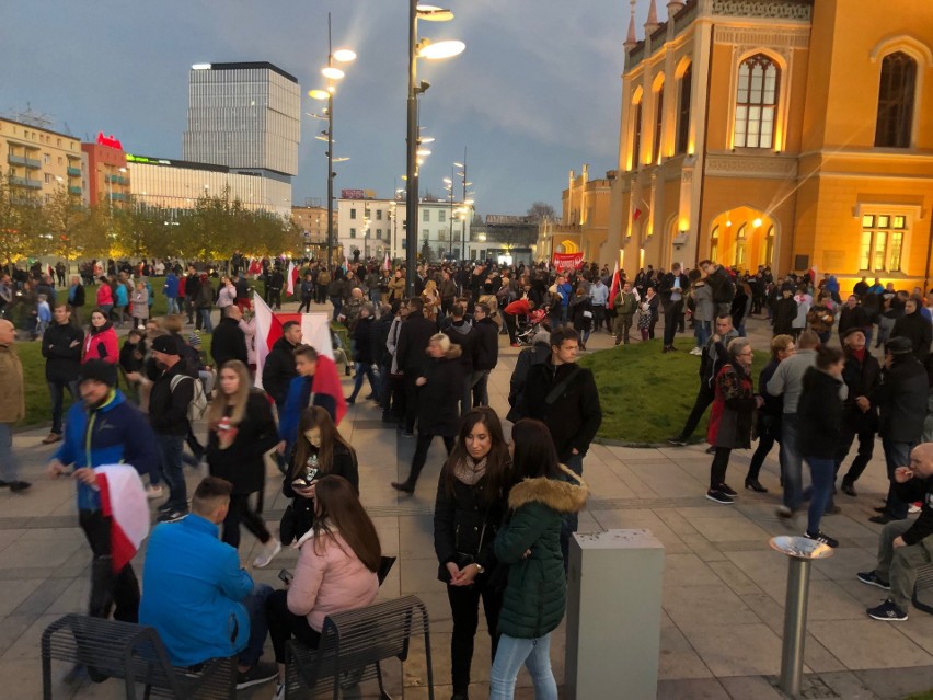 Marsz narodowców we Wrocławiu rozwiązany. Są ranni, wśród nich policjant. Dutkiewicz: Brak wsparcia policji. Ta odpowiada: Był pan tam?