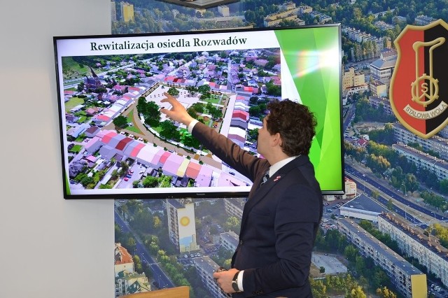 Prezydent Stalowej Woli Lucjusz Nadbereżny prezentuje wizualizację rewitalizacji osiedla Rozwadów