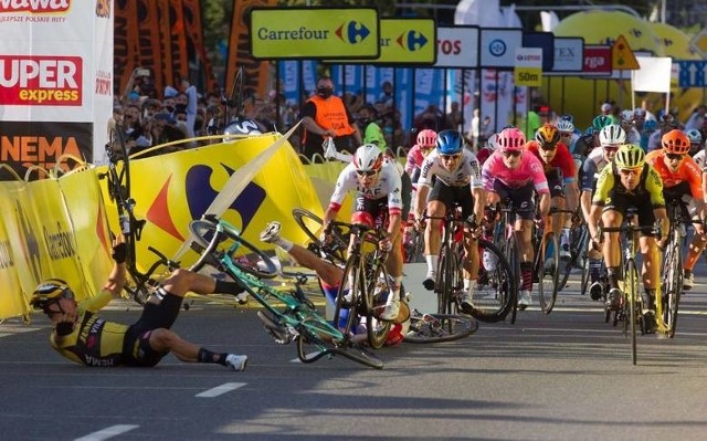 Tragiczny wypadek Fabio Jakobsena na mecie etapu Tour de Pologne w KatowicachZobacz kolejne zdjęcia. Przesuwaj zdjęcia w prawo - naciśnij strzałkę lub przycisk NASTĘPNE