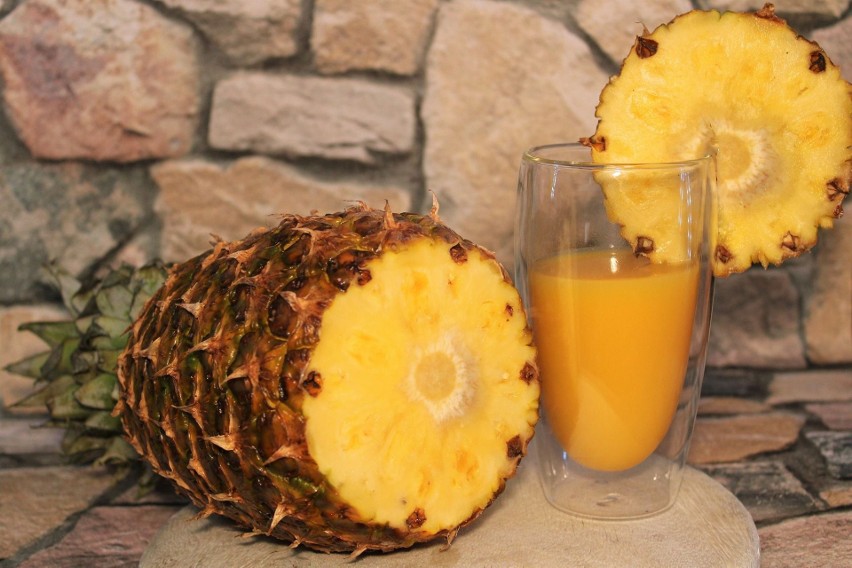 Ananas zawiera duże ilości bromelainy - to fitoskładnik,...