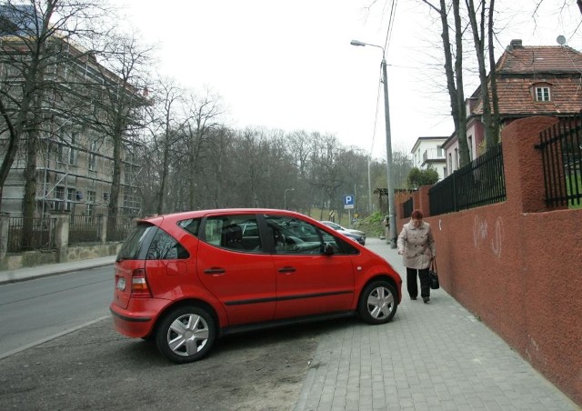 Tak zaparkował kierowca przy ul. Lotha w Słupsku.  