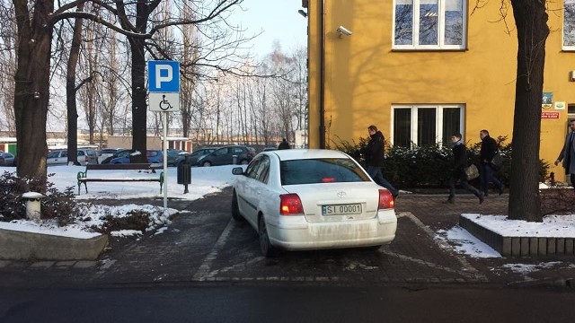 Samochód prezydenta Siemianowic Śląskich zaparkowany na miejscu oznakowanym kopertą