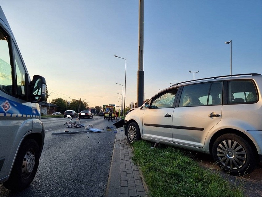 Groźny wypadek na al. Włókniarzy. Wjechał w rowerzystę na drodze rowerowej... ZDJECIA