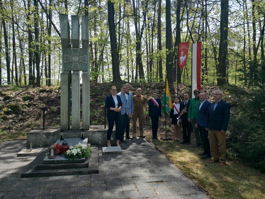 Po złożeniu kwiatów pod pomnikiem, uczestnicy przenieśli się...