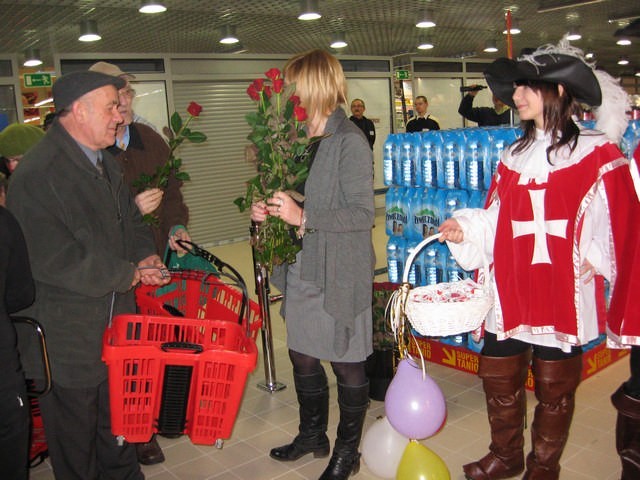 Na pierwszych klientów nowego marketu czekali Muszkieterowie