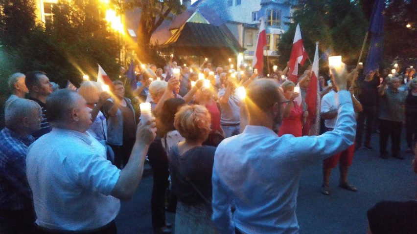 Demonstracja przed żywieckim sądem z preambułą Konstytucji RP  [ZDJĘCIA] 