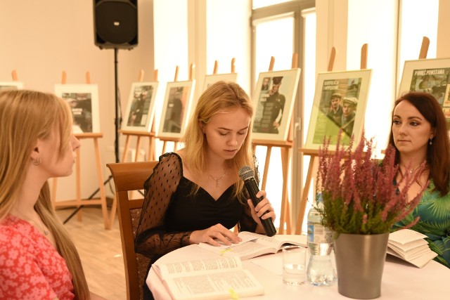 Młodzież w Sędziszowie czytała "Nad Niemnem" Elizy Orzeszkowej. Barwne opisy przyrody i nastrojowa muzyka wpłynęły na wyobraźnię wszystkich uczestników. Zobaczcie zdjęcia >>>