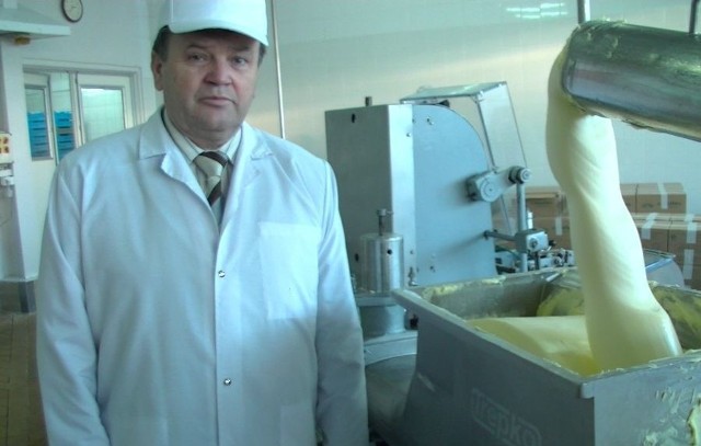 Hieronim Michałowski, wiceprezes do spraw produkcji i techniki w Spółdzielni Mleczarskiej w Końskich, mówi, że w ciągu miesiąca u niego w zakładzie produkuje się około 200 ton masła.