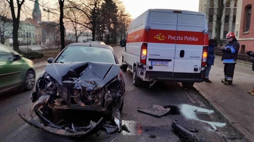 W zdarzeniu brały udział dwa samochody marki bus - dostawczy...