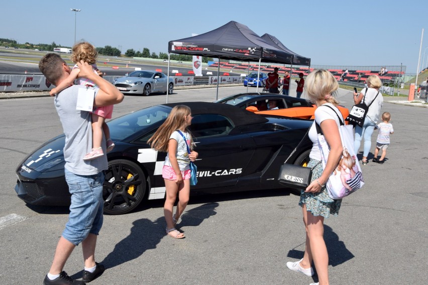 Szalone jazdy Lamborghini i Ferrari na torze koło Szydłowca. Zobaczcie (WIDEO, ZDJĘCIA)