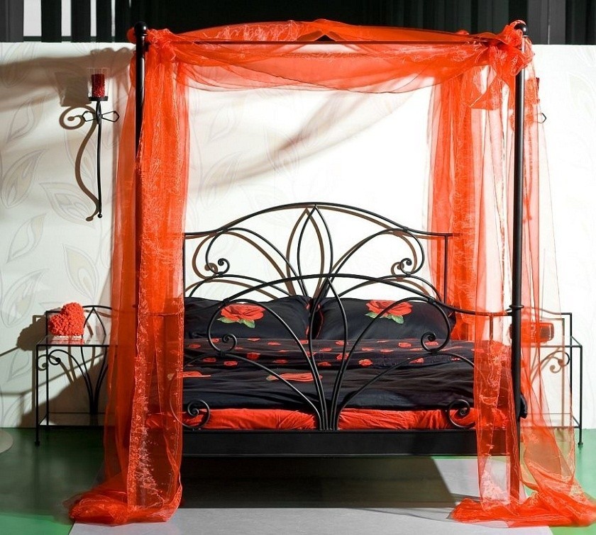 Metalowe łóżko z baldachimem
Metalowe łóżko z baldachimem