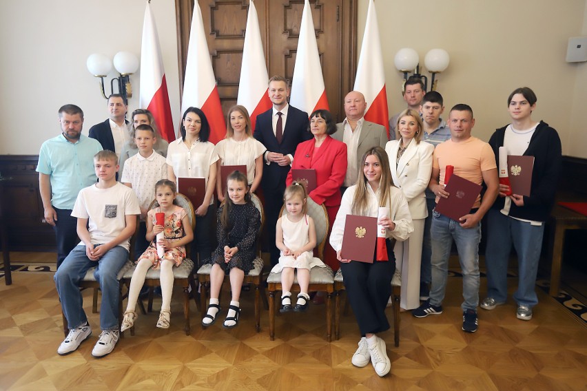 Kilkunastu obcokrajowców otrzymało 5 czerwca 2023 polskie...