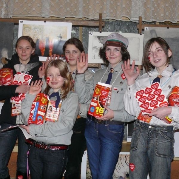 Agnieszka, Kasia, Izabela, Monika i Alicja ze sztabu w Bogorii kwestowały po raz pierwszy. - Było bardzo fajnie i na pewno za rok też weźmiemy udział w finale - mówiły zadowolone nastolatki.