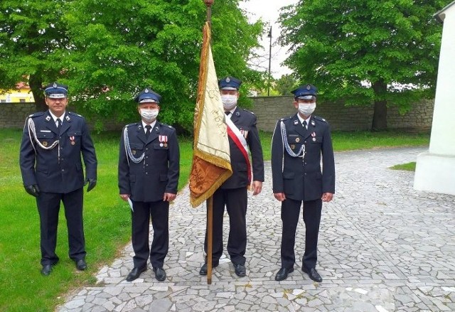 Poczet sztandarowy na czele z Komendantem Miejsko-Gminnym Związku Ochotniczych Straży Pożarnej w Szydłowie druhem Marcinem Paździochem przemaszerował do kościoła świętego Władysława