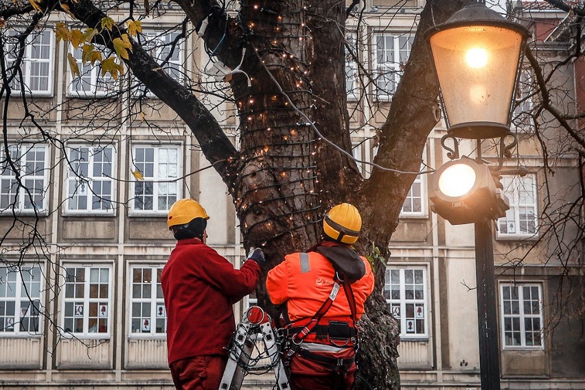 Gdańsk stroi się na święta. Trwa instalacja bożonarodzeniowych lampek. Zdjęcia 