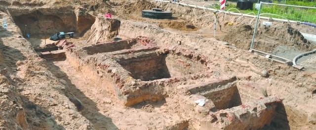 Na dawnym cmentarzu ewangelickim znajdowało się wiele krypt. Być może to właśnie jedną z nich 1992 roku odkryli robotnicy i uznali ją za tunel. Już wkrótce wyjaśnią to archeolodzy.