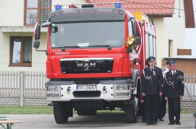 Nowy wóz strażackiej jednostki z Sukowa otrzymał imię Florian na cześć patrona strażaków, świętego Floriana.
