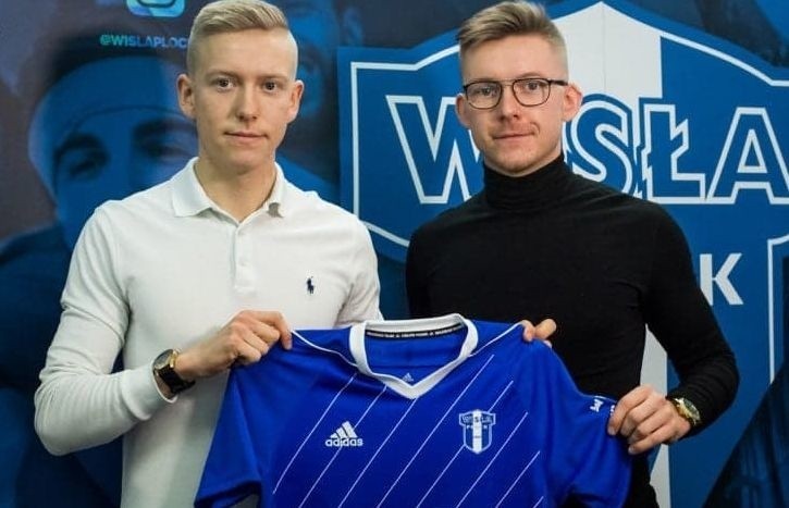 Kacper Rogoziński (z lewej) podpisał kontrakt z Wisłą Płock....
