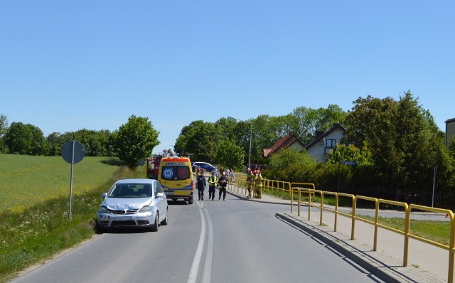 W wypadku zostały poszkodowane dwie osoby podróżujące motocyklem.
