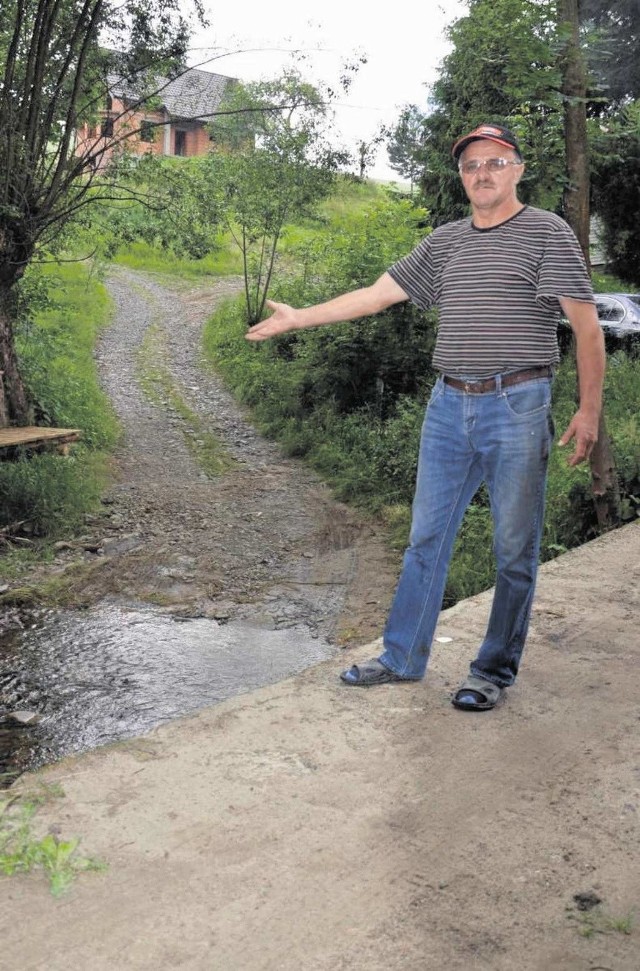 Jerzy Sobczak chce, żeby most zbudowano wzdłuż drogi gminnej.