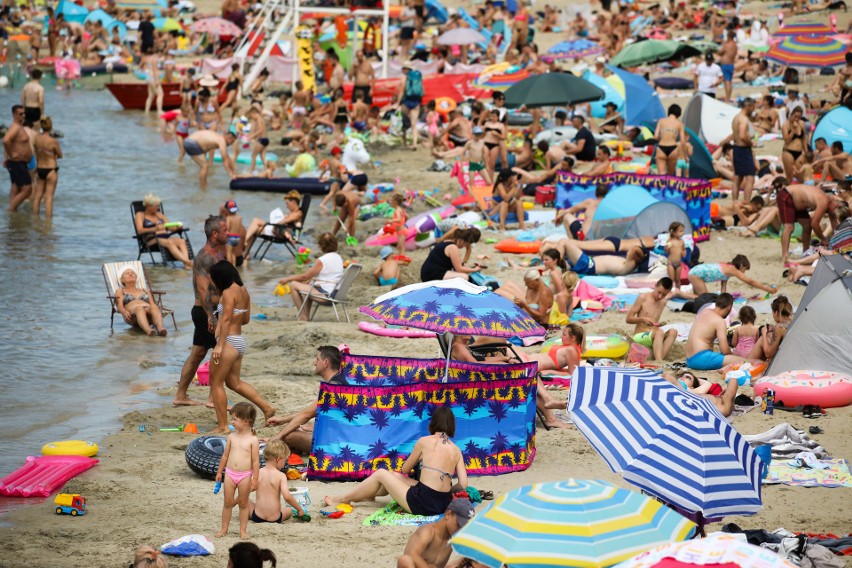 Kryspinów. Popularne kąpielisko oblegane. Nad Zalewem na Piaskach wypoczywają tłumy spragnionych słońca i ochłody [ZDJĘCIA]