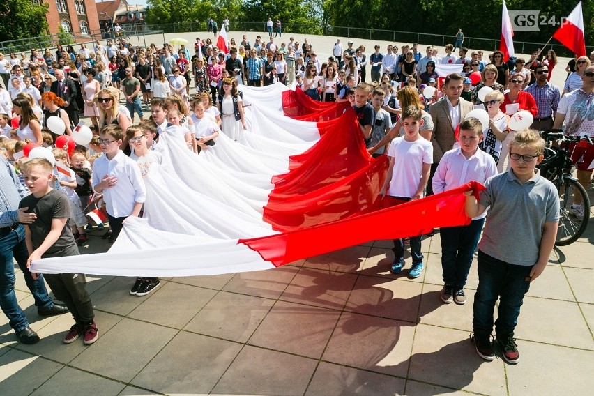 Obchody 4 czerwca w Szczecinie. Mieszkańcy wspólnie zaśpiewali hymn Polski na pl. Solidarności