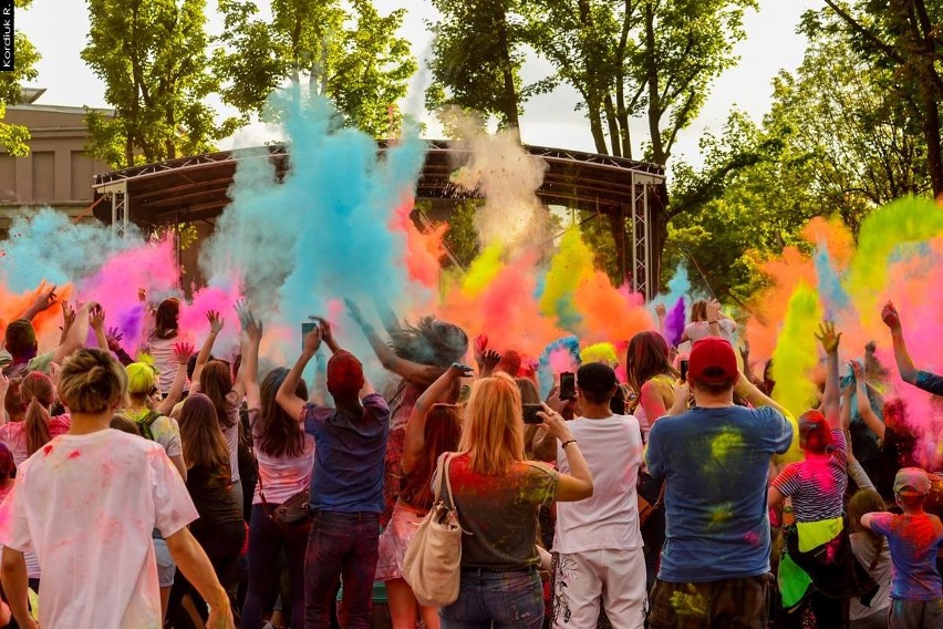 Uczestnikom Holi Festival ogromną frajdę sprawia „malowanie”...