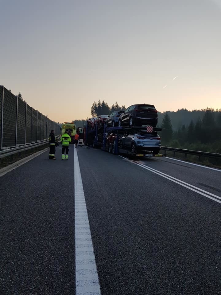 Samochody zablokowały drogę przy tunelu Emilia w Lalikach