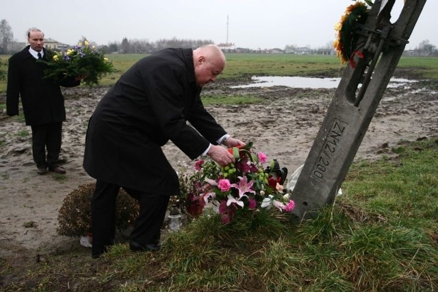 Victar Gaisenak, amabasador Bialorusi w Polsce złożył kwiaty w miejscu katastrofy SU-27 &#8211; pod słupem energetycznym, o który zaczepiła skrzydłem spadająca maszyna.