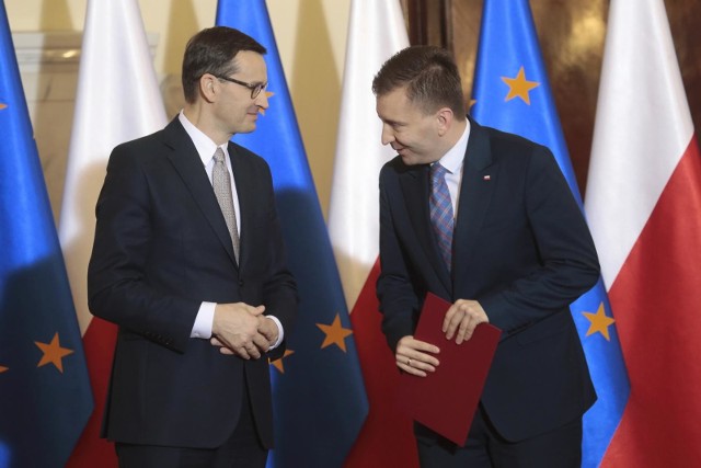 Łukasz Schreiber odbiera z rąk premiera Mateusza Morawieckiego nominację na stanowisko szefa Stałego Komitetu Rady Ministrów. Podobno zyskał nawet przydomek „mały premier”