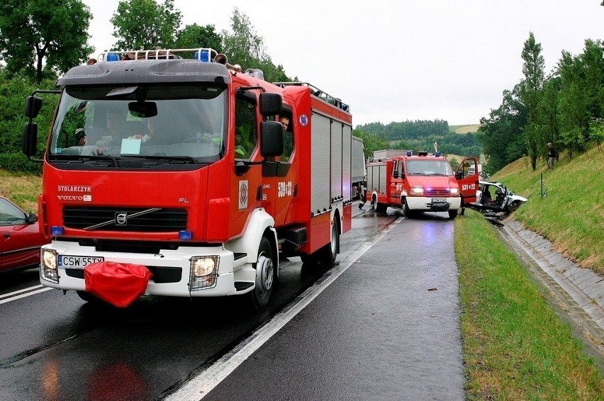 Wypadek w Grucznie - dwie osoby były uwięzione w samochodzie