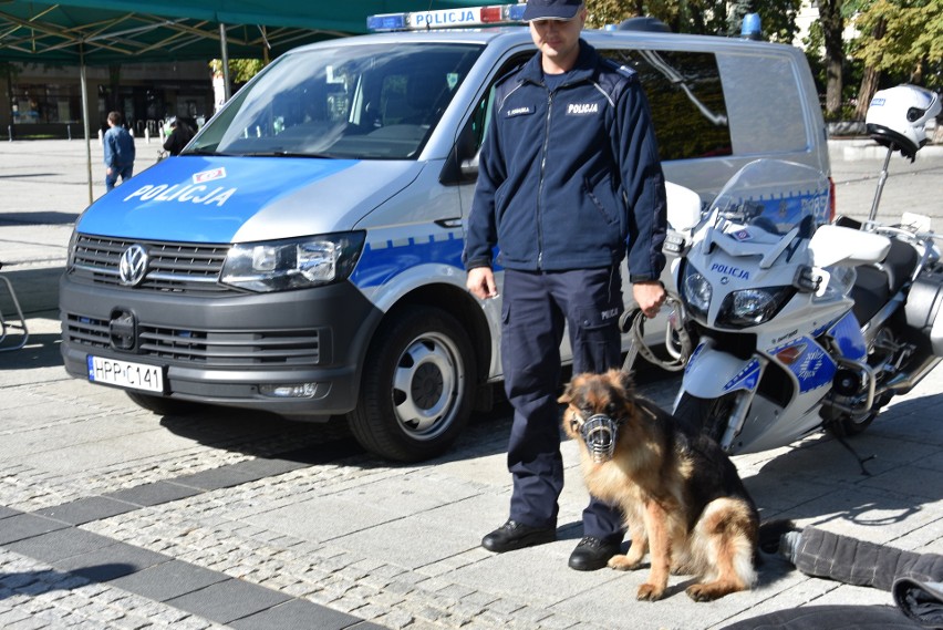 Prezentowany Jest sprzęt służbowy, motocykle i radiowozy....