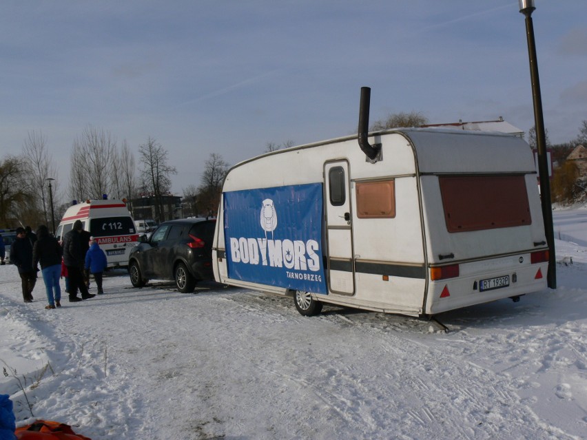 47 uczestników IV Zimowej Przeprawy Wisły Wpław w Sandomierzu. Morsom nie przeszkodził śnieg i zimny wiatr