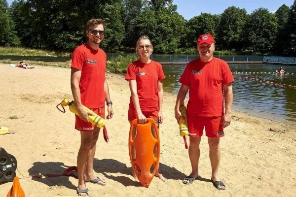 Na Stawach Stefańskiego bezpieczeństwa strzegą ratownicy.