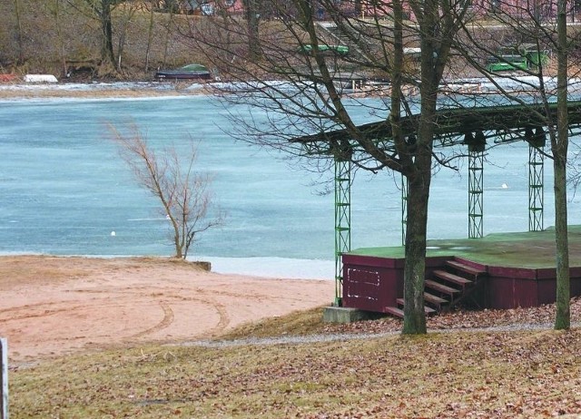 W okresie wakacji plaża miejska przyciąga nie tylko turystów, ale i rajgrodzian