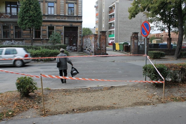 Paradoks polega na tym, że tędy nadal można przechodzić, ale ludzie nie mają już takich przywilejów jak na „zebrach”.