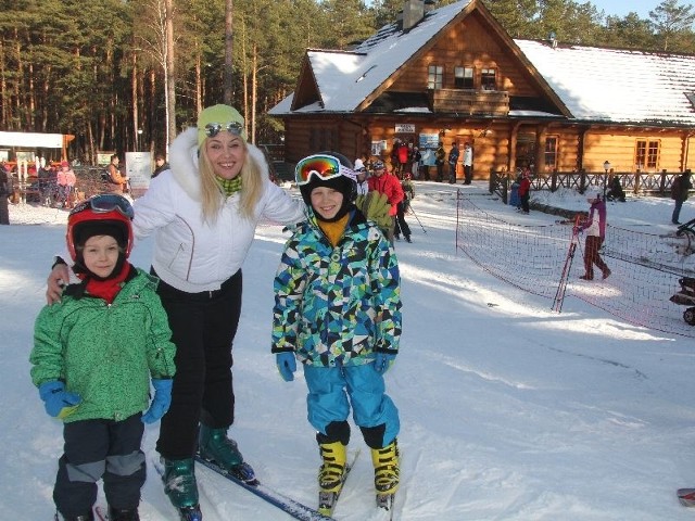 We wtorek z uroków narciarstwa postanowiła skorzystać Anna Trybek z synami Nikodemem i Filipem (z prawej).