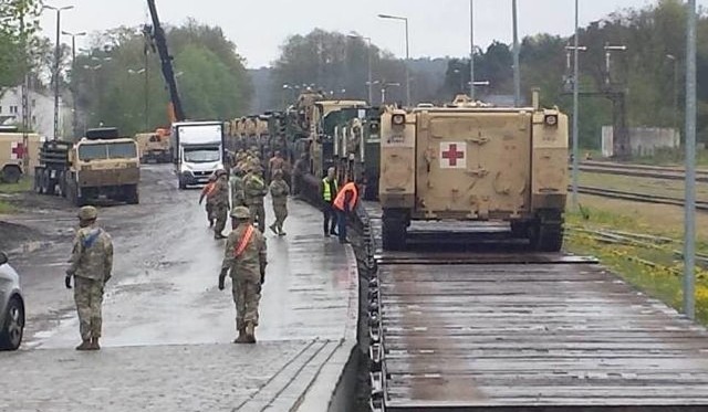 O kradzieży informowaliśmy na naszym portalu w czwartek, 14 września. Złodzieje włamali się do kontenera, stojącego na rampie kolejowej. Był w nim sprzęt, należący do żołnierzy USA, którzy stacjonują w Polsce. Z wnętrza wyniesiono specjalistyczny sprzęt o wartości ponad 200 tys. zł.  Było