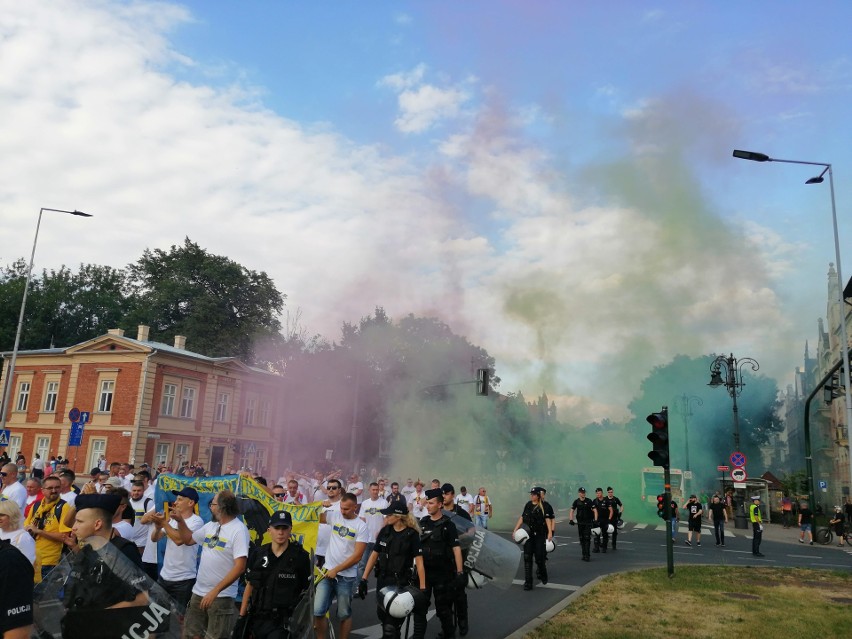 Cracovia - DAC Dunajska Streda. Śpiewy i kolorowe race. Przemarsz kibiców słowackiego klubu na stadion "Pasów" 