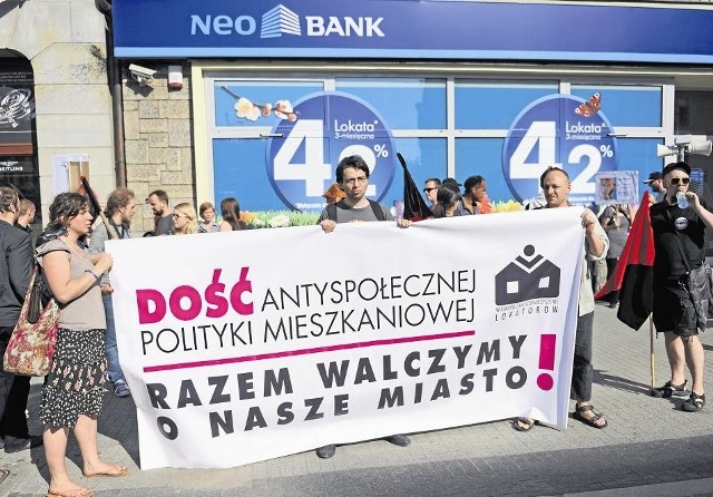 Przed siedzibą Neo Banku dochodzi do protestów związanych z działalnością czyścicieli