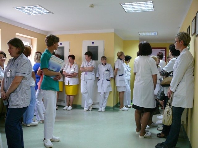 Pielęgniarki w piątek uczestniczyły w dwugodzinnym strajku ostrzegawczym, w staszowskim Szpitalu. Dyrektor, ze względu na odbywająca się w tym dniu wizytę akredytacyjną, nie znalazł dla nich czasu.