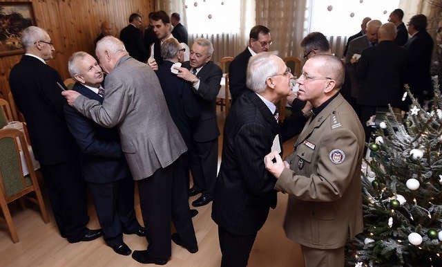 Spotkanie było okazją do rozmów, złożenia sobie życzeń i podzielenia się opłatkiem