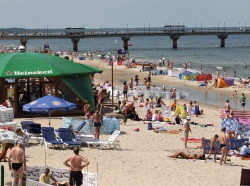 Wieść o zamknięciu plaży w Międzyzdrojach nie dotarła jeszcze do plażowiczów, którzy niczego nieświadomi kąpią się w morzu.