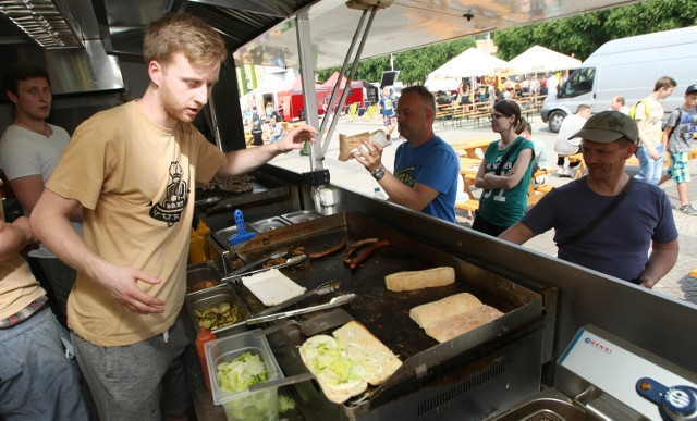 Bratwurst to jeden z pierwszych wrocławskich food trucków.