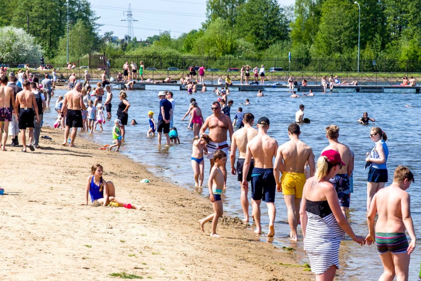 Setki plażowiczów wypoczywają nad zalewem korzystając z...